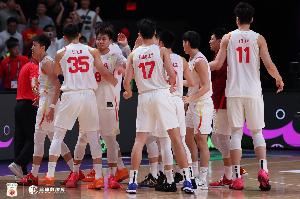 媒体人：低谷中的中国男篮 用决绝方式拨开乌云 让那丝亮光透进来