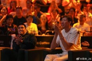 周琦社媒晒照：第一次现场看🏓男双3-0轻松加愉快！